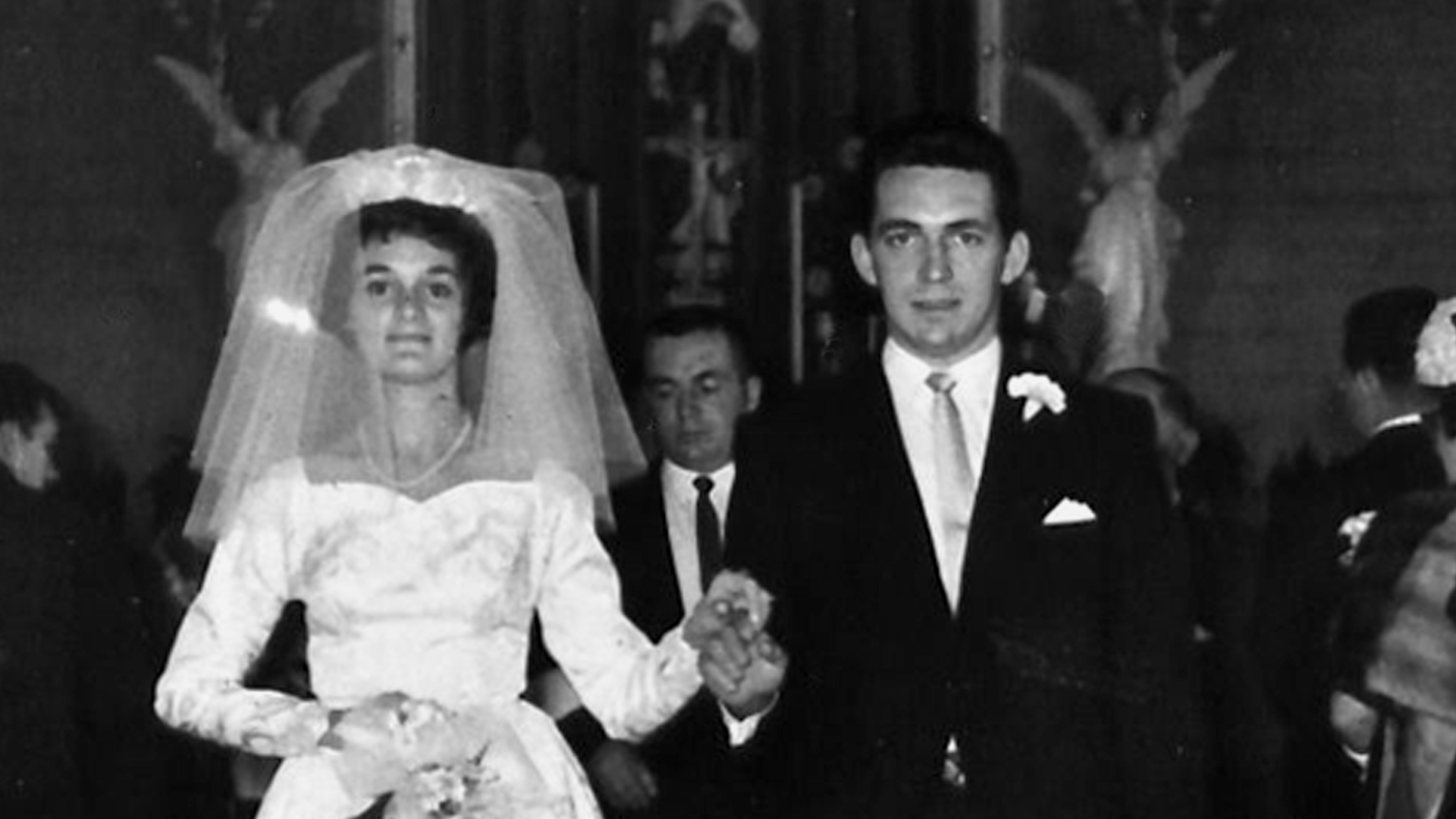 Image extraite du film « Chroniques hospitalières », un couple souriant en tenue de mariage.